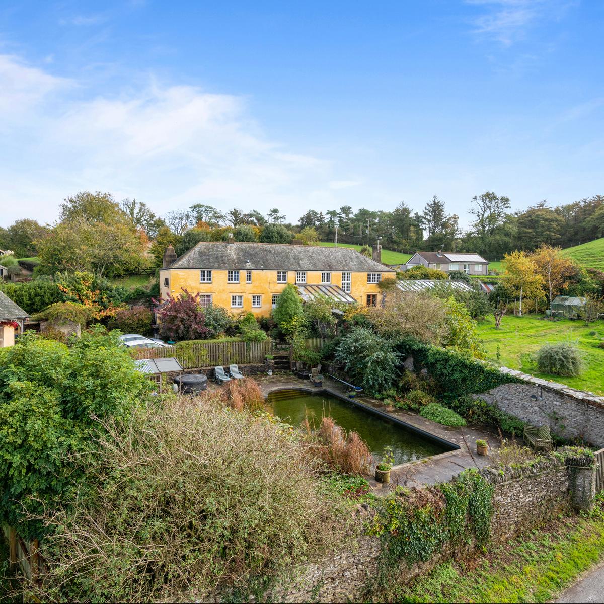 Na sprzedaż farma w South Hams z miejscem dla kilkunastu osób – i własnym naturalnym basenem Na sprzedaż farma w South Hams z miejscem dla kilkunastu osób – i własnym naturalnym basenem