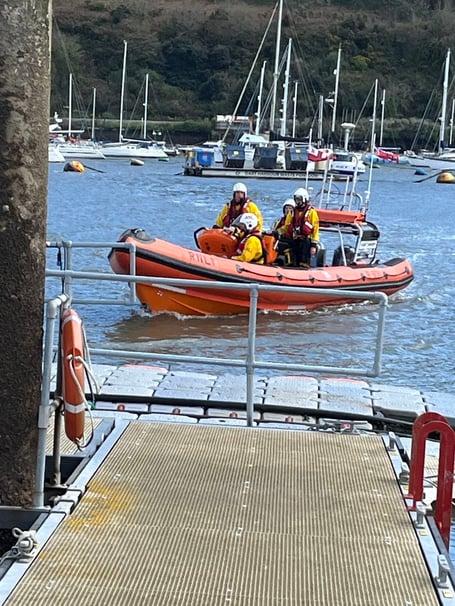 Dart RNLI help a stand up paddleboarder in difficulty