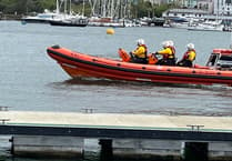Sailors on the rocks rescued by Dart RNLI