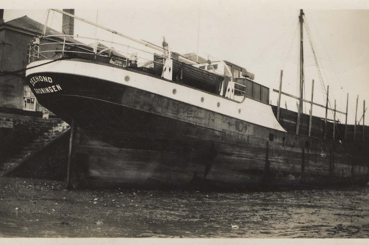 Steamer 'Zeehound' after storm damage in January 1936