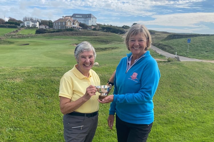 The winner of the Medal winners Cup at Thurlestone was Diane Baker with her great score of nett 64, presented by Fiona Turner, ladies Captain.