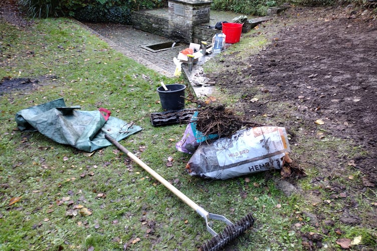 Two bags full of nettle roots - Fiona van Es