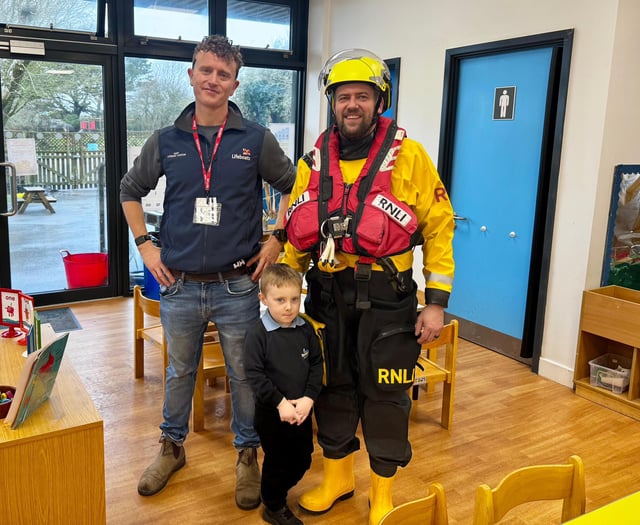 RNLI volunteers give children lifesaving safety lesson