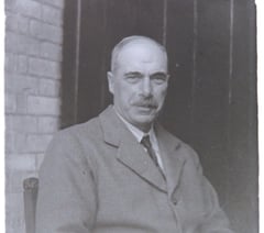 Blue Plaque honours Vernon MacAndrew's legacy in Dartmouth